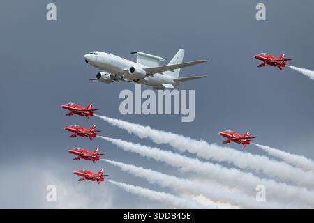 Royal Air Force - Boeing E-7 Wedgetail survolant avec les flèches rouges au Royal International Air Tattoo (RIAT) 2025. Banque D'Images