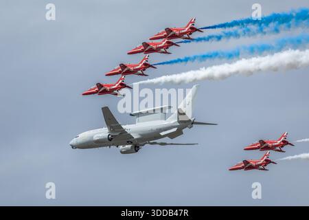 Royal Air Force - Boeing E-7 Wedgetail survolant avec les flèches rouges au Royal International Air Tattoo (RIAT) 2025. Banque D'Images