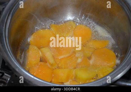 Faire bouillir la patate douce ou patate douce (Ipomoea batatas), une plante dicotylédone qui appartient à la famille de l'aspersion ou de la gloire matinale, les Convolvulaceae Banque D'Images