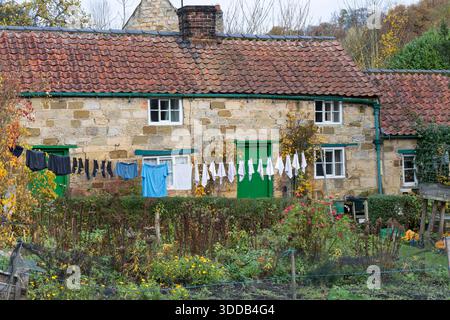 Une ligne de lavage pittoresque et un jardin de chalet attrayant à Rievaulx Abbey, North Yorkshire, Royaume-Uni Banque D'Images