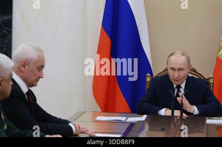 Moscou, Russie. 29 décembre 2025. Le président russe Vladimir Poutine, à droite, commente lors d'une réunion pour discuter de la guerre en cours contre l'Ukraine alors que le ministre de la Défense Andreï Belousov, à gauche, regarde le Kremlin, le 29 décembre 2025 à Moscou, en Russie. Crédit : Mikhail Metzel/Kremlin Pool/Alamy Live News Banque D'Images