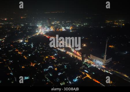 À Damas, en Syrie, le 29 décembre 2025, des images de drone de nuit montrent la capitale syrienne entièrement illuminée, capturant les lumières de la ville et les paysages urbains alors que l'année touche à sa fin. Banque D'Images