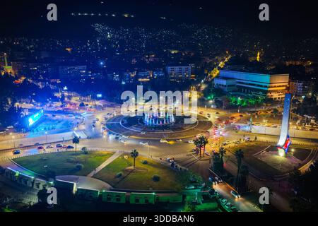 Vues nocturnes de Damas par drone à la fin de 2025 à Damas, en Syrie, le 29 décembre 2025, des images nocturnes par drone montrent la capitale syrienne entièrement illuminée, capturant les lumières de la ville et les paysages urbains alors que l'année touche à sa fin. Damas Syrie Copyright : xMohammadxBashirxAldaherx Banque D'Images