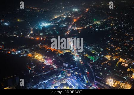 Vues nocturnes de Damas par drone à la fin de 2025 à Damas, en Syrie, le 29 décembre 2025, des images nocturnes par drone montrent la capitale syrienne entièrement illuminée, capturant les lumières de la ville et les paysages urbains alors que l'année touche à sa fin. Damas Syrie Copyright : xMohammadxBashirxAldaherx Banque D'Images