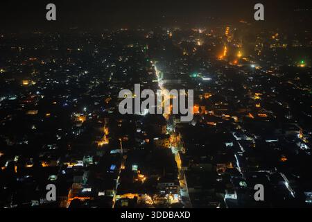 Vues nocturnes de Damas par drone à la fin de 2025 à Damas, en Syrie, le 29 décembre 2025, des images nocturnes par drone montrent la capitale syrienne entièrement illuminée, capturant les lumières de la ville et les paysages urbains alors que l'année touche à sa fin. Damas Syrie Copyright : xMohammadxBashirxAldaherx Banque D'Images