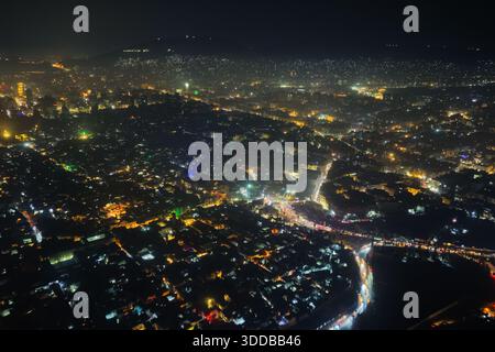 À Damas, en Syrie, le 29 décembre 2025, des images de drone de nuit montrent la capitale syrienne entièrement illuminée, capturant les lumières de la ville et les paysages urbains alors que l'année touche à sa fin. Banque D'Images