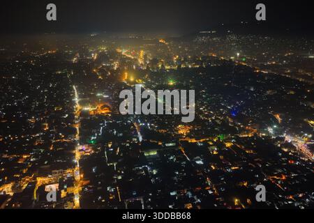 À Damas, en Syrie, le 29 décembre 2025, des images de drone de nuit montrent la capitale syrienne entièrement illuminée, capturant les lumières de la ville et les paysages urbains alors que l'année touche à sa fin. Banque D'Images