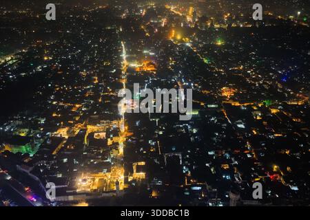 À Damas, en Syrie, le 29 décembre 2025, des images de drone de nuit montrent la capitale syrienne entièrement illuminée, capturant les lumières de la ville et les paysages urbains alors que l'année touche à sa fin. Banque D'Images
