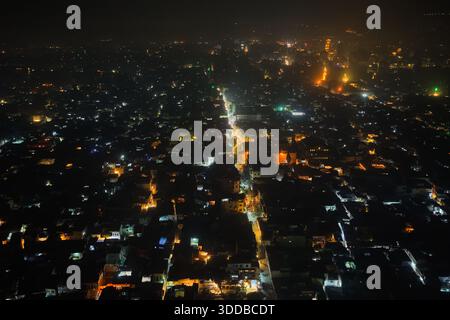 À Damas, en Syrie, le 29 décembre 2025, des images de drone de nuit montrent la capitale syrienne entièrement illuminée, capturant les lumières de la ville et les paysages urbains alors que l'année touche à sa fin. Banque D'Images