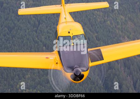 Le QL-17 Navion nord-américain de l'Aviation royale canadienne, immatriculé N4579K, numéro de série 17505, code militaire 505, et fabricant NAV-4-1579, est présenté dans la peinture de la Force aérienne canadienne d'un point de vue rapproché du pilote lors d'un vol air-air au salon aéronautique international d'Abbotsford 2025. Cet avion monomoteur à aile basse montre les commandes détaillées du cockpit, le tableau de bord, le fuselage, les ailes, la queue, hélice, train d'atterrissage et marquages opérationnels utilisés pour les missions d'entraînement et de liaison. Banque D'Images
