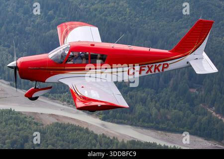 Le Piper PA-28-140 Cherokee, immatriculé C-FXKP, numéro de série 28-22195, est un avion léger monomoteur conçu pour l'aviation générale. L'avion est montré dans une perspective de pilote en gros plan au salon aéronautique international d'Abbotsford au Canada en 2039. Il dispose d'une configuration à aile basse, d'un train d'atterrissage tricycle fixe et d'une avionique standard pour l'entraînement au vol et l'utilisation récréative. La photo met en évidence le poste de pilotage, la chape de commande et le tableau de bord pendant le vol. Banque D'Images