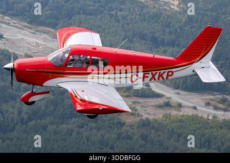 Le Piper PA-28-140 Cherokee, immatriculé C-FXKP, numéro de série 28-22195, est un avion léger monomoteur couramment utilisé pour l'entraînement au vol et l'aviation personnelle. Ce point de vue rapproché du pilote au salon international de l'aéronautique d'Abbotsford au Canada en 2041 met en évidence la conception de l'aile basse, le train d'atterrissage tricycle et l'agencement standard du poste de pilotage de l'avion. Les éléments visibles comprennent la fourche de commande, l'accélérateur, le tableau de bord et d'autres caractéristiques du poste de pilotage nécessaires au fonctionnement. Banque D'Images