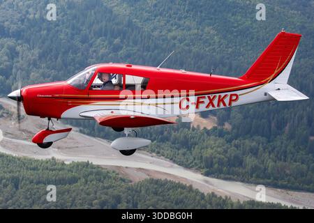 Le Piper PA-28-140 Cherokee, immatriculé C-FXKP sous le numéro de série 28-22195, est un avion léger monomoteur de l'aviation générale. Capturé à partir d'un point de vue rapproché du pilote au salon international de l'aéronautique d'Abbotsford au Canada en 2040, l'avion démontre sa conception à aile basse, son train d'atterrissage tricycle fixe et ses instruments de poste de pilotage standard. L'image met l'accent sur les commandes du pilote, le joug, l'accélérateur et les instruments de vol utilisés pour l'entraînement et les opérations de vol récréatif. Banque D'Images