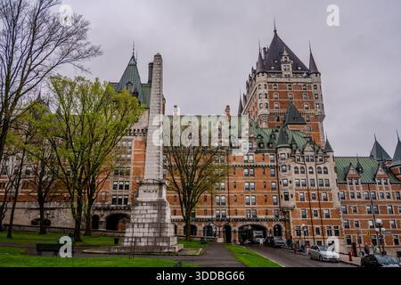Le Monument Wolfe se dresse dans un parc devant l'hôtel Château Frontenac à Québec sous un ciel couvert. Québec, Canada - 14 mai 2024 Banque D'Images