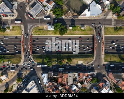 Une intersection très fréquentée avec beaucoup de circulation et un pont sur une autoroute. Vue aérienne Banque D'Images