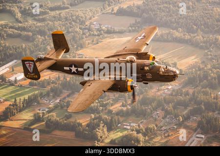 Un bombardier nord-américain B-25 Mitchell apparaît en vol lors d'une démonstration air-air au salon international de l'aéronautique d'Abbotsford au Canada en 2025. Portant des marquages historiques de l'US Air Force et de l'Army Air Forces, l'avion est immatriculé N8195H et marqué comme série 43-0748 avec le titre d'art de nez 'Heavenly Body'. La configuration bimoteur de l'avion, la cellule métallique et le schéma de peinture de temps de guerre sont clairement visibles, illustrant la conception de ce bombardier moyen tel qu'il est conservé pour les expositions de vol public. Banque D'Images
