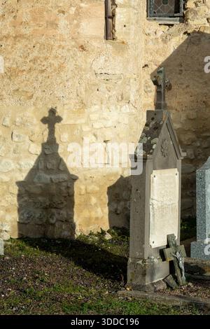 Village Mazerier. Une pierre tombale altérée est montrée à la lumière du jour. Il est près de l'église de St Saturninus. Département de l'Allier en Auvergne Rhone Alpes, France Banque D'Images