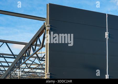 Structure de cadre en acier avec panneaux muraux sandwich sur entrepôt industriel moderne en construction Banque D'Images