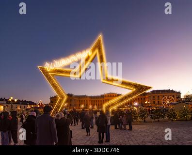 Marché de Noël Weihnachtsmarkt en face du château de Schloss Schönbrunn Vienne 13. Hietzing Wien Autriche Banque D'Images