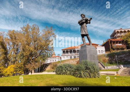 31 octobre 2025, Tbilissi, Géorgie : monument Nikoloz Baratashvili surplombant la vieille architecture de Tbilissi et les arbres d'automne vibrants Banque D'Images