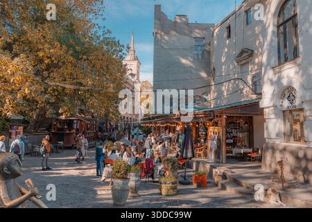 31 octobre 2025, Tbilissi, Géorgie : les gens apprécient les cafés en plein air, marchent dans une rue pavée dans le vieux Tbilissi Banque D'Images