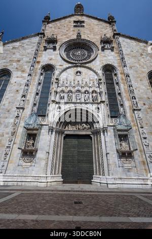 Une grande façade gothique de cathédrale avec une grande rosace, des sculptures complexes en pierre et de grandes arches. Les détails architecturaux riches capturent le patrimoine, Banque D'Images