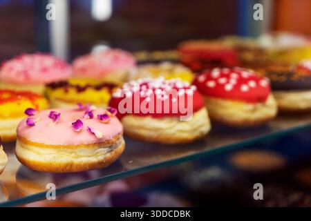 différents gâteaux à la crème et différents fruits sur les étagères du magasin Banque D'Images