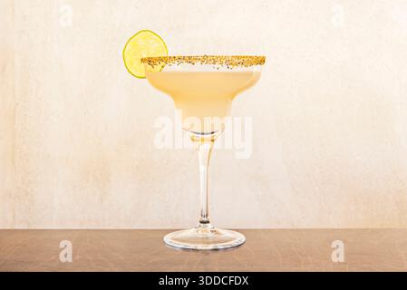 La Margarita est un cocktail mexicain emblématique à base de tequila, de triple sec (liqueur d'orange) et de jus de citron vert, souvent avec du sel sur le bord du verre Banque D'Images
