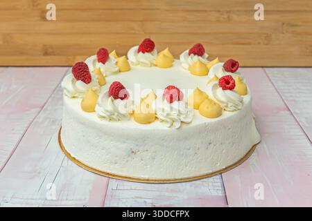 Gâteau aux fruits tropicaux tres Leches, avec des morceaux de mangue et d'ananas entre les couches de gâteau éponge, et un mélange de lait infusé à la vanille et au lim Banque D'Images