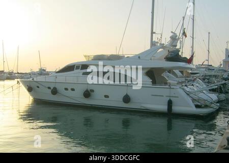 Yacht blanc de luxe amarré dans la marina calme Banque D'Images