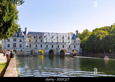 Chateau de Chenonceau am Fluss cher mit Ausflugsschiff, Tal der Loire, Indre-et-Loire, Frankreich *** Chateau de Chenonceau sur le cher avec exc Banque D'Images