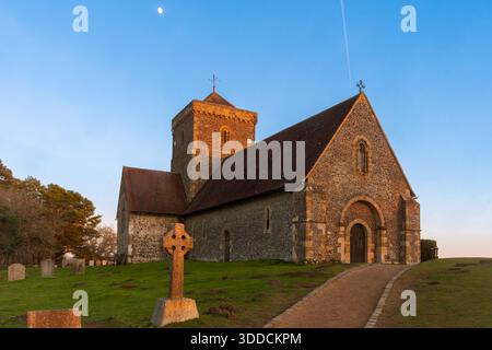 Église St Martha au coucher du soleil (également connue sous le nom de St Martha-on-the-Hill) au sommet d'une colline dans les North Downs, Chilworth près de Guildford, Surrey, Angleterre, Royaume-Uni Banque D'Images
