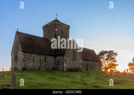 Église St Martha au coucher du soleil (également connue sous le nom de St Martha-on-the-Hill) au sommet d'une colline dans les North Downs, Chilworth près de Guildford, Surrey, Angleterre, Royaume-Uni Banque D'Images
