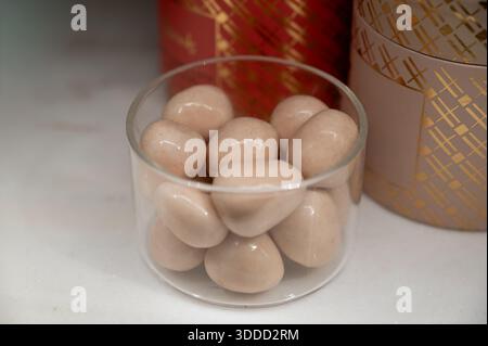 Bonbons au praliné au chocolat faits à la main, qualité hogh sans huile de palme, friandises élégantes et en bouchées avec des revêtements brillants, cacao riche, avec une garniture différente Banque D'Images