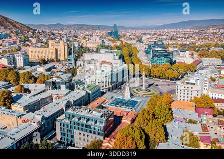 Vue aérienne panoramique du paysage urbain de Tbilissi, mettant en évidence Freedom Square avec le monument particulier George et les bâtiments environnants en automne Banque D'Images