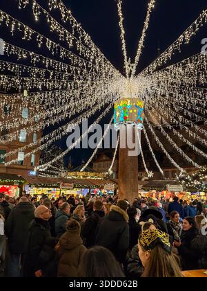 Mayence, Allemagne - 19 décembre 2025 : les visiteurs explorent le marché de Noël de Mayence avec des lumières vives Banque D'Images
