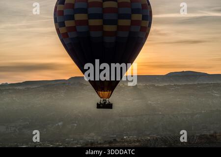 La montgolfière avec passagers survole Göreme, région de l'Anatolie centrale, Turquie Banque D'Images