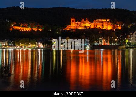 Château historique de Heidelberg rivière Neckar la nuit .château de Heidelberg reflété dans la rivière Neckar la nuit. Heidelberg, Allemagne. Banque D'Images