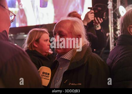 assister au tapis rouge. ONE NIGHT IN ’79’ - LES LÉGENDES DE LA FORÊT ET DU Malmö FF SE RÉUNISSENT SUR LE TERRAIN DE LA VILLE avant le match de groupe de l’UEFA 2025 Europa League entre Nottingham Forest et Malmo, City Ground, 27 novembre 2025 où : Nottingham, Royaume-Uni quand : 27 novembre 2025 crédit : Anthony Stanley/WENN Banque D'Images