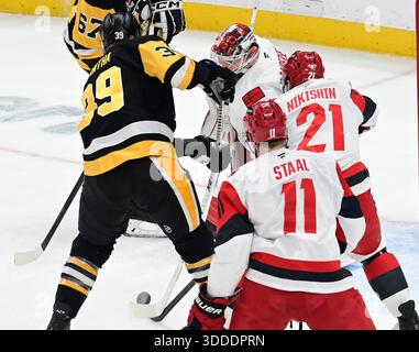 Pittsburgh, États-Unis. 30 décembre 2025. L'aile droite des Penguins de Pittsburgh Anthony Mantha (39 ans) passe la rondelle du gardien des Hurricanes Frederik Andersen (31 ans) et marque en première période au PPG Paints Arena de Pittsburgh le mardi 30 décembre 2025. Photo par Archie Carpenter/UPI. Crédit : UPI/Alamy Live News Banque D'Images