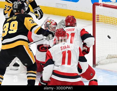 Pittsburgh, États-Unis. 30 décembre 2025. L'aile droite des Penguins de Pittsburgh Anthony Mantha (39 ans) passe la rondelle du gardien des Hurricanes Frederik Andersen (31 ans) et marque en première période au PPG Paints Arena de Pittsburgh le mardi 30 décembre 2025. Photo par Archie Carpenter/UPI. Crédit : UPI/Alamy Live News Banque D'Images