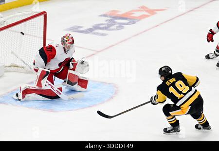 Pittsburgh, États-Unis. 30 décembre 2025. Le centre des Penguins de Pittsburgh Connor Dewar (19 ans) a manqué le tir alors qu'il naviguait sur l'épaule du gardien des Carolina Hurricanes Frederik Andersen (31 ans) lors de la deuxième période au PPG Paints Arena de Pittsburgh le mardi 30 décembre 2025. Photo par Archie Carpenter/UPI. Crédit : UPI/Alamy Live News Banque D'Images