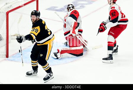 Pittsburgh, États-Unis. 30 décembre 2025. L'aile droite des Penguins de Pittsburgh Anthony Mantha (39) célèbre son deuxième but du match alors que le gardien Frederik Andersen (31) et le centre Jesperi Kotkaniemi (82) des Carolina Hurricanes réagissent en deuxième période au PPG Paints Arena de Pittsburgh le mardi 30 décembre 2025. Photo par Archie Carpenter/UPI. Crédit : UPI/Alamy Live News Banque D'Images