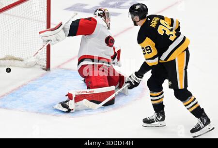 Pittsburgh, États-Unis. 30 décembre 2025. L'aile droite des Penguins de Pittsburgh Anthony Mantha (39 ans) marque son deuxième but de la passe du match Frederik Andersen, gardien des Carolina Hurricanes, en deuxième période au PPG Paints Arena de Pittsburgh, le mardi 30 décembre 2025. Photo par Archie Carpenter/UPI. Crédit : UPI/Alamy Live News Banque D'Images