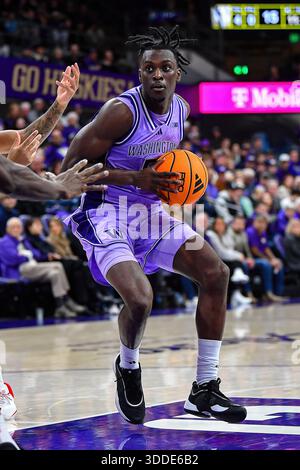 Seattle WA, États-Unis. 29 décembre 2025. Les Huskies de Washington gardent Zoom Diallo (5) lors du match de basket-ball de la NCAA entre les Utah Utes et les Huskies de Washington à Seattle WA. Washington bat l'Utah 74-65. Steve Faber/CSM/Alamy Live News Banque D'Images