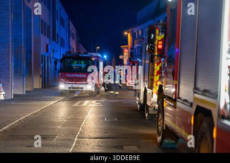 Lieferwagen brennt neben Gebäude Feuer greift auf Dachstuhl über am 31.12.2025 geriet kurz vor 02 :00 Uhr ein Lieferwagen in Brand, der direkt neben einem Gebäude mit Wohn- und Geschäftseinheiten in Bickenbach Stand. Die Flammen griffen auf den angrenzenden Dachstuhl über und breiteten sich auf dem Großteil des Dachbodens aus. Da dieser nicht von innen erreichbar War, mussten die Einsatzkräfte die gesamten Dachziegel entfernen, um gezielte Löschmaßnahmen durchführen zu können. Vier Drehleitern sowie ein Mast der Werkfeuerwehr Merck kamen zum Einsatz. Winterliche Minusgrade erschwerten die Lösc Banque D'Images