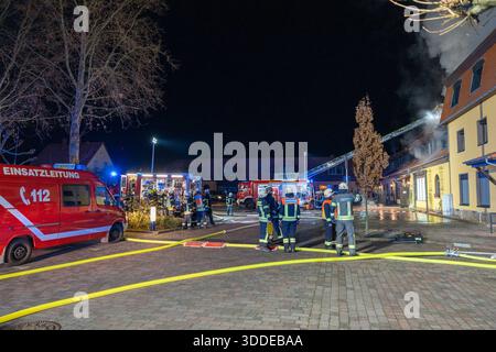 Lieferwagen brennt neben Gebäude Feuer greift auf Dachstuhl über am 31.12.2025 geriet kurz vor 02 :00 Uhr ein Lieferwagen in Brand, der direkt neben einem Gebäude mit Wohn- und Geschäftseinheiten in Bickenbach Stand. Die Flammen griffen auf den angrenzenden Dachstuhl über und breiteten sich auf dem Großteil des Dachbodens aus. Da dieser nicht von innen erreichbar War, mussten die Einsatzkräfte die gesamten Dachziegel entfernen, um gezielte Löschmaßnahmen durchführen zu können. Vier Drehleitern sowie ein Mast der Werkfeuerwehr Merck kamen zum Einsatz. Winterliche Minusgrade erschwerten die Lösc Banque D'Images