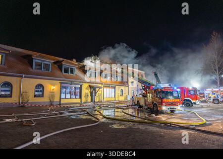 Lieferwagen brennt neben Gebäude Feuer greift auf Dachstuhl über am 31.12.2025 geriet kurz vor 02 :00 Uhr ein Lieferwagen in Brand, der direkt neben einem Gebäude mit Wohn- und Geschäftseinheiten in Bickenbach Stand. Die Flammen griffen auf den angrenzenden Dachstuhl über und breiteten sich auf dem Großteil des Dachbodens aus. Da dieser nicht von innen erreichbar War, mussten die Einsatzkräfte die gesamten Dachziegel entfernen, um gezielte Löschmaßnahmen durchführen zu können. Vier Drehleitern sowie ein Mast der Werkfeuerwehr Merck kamen zum Einsatz. Winterliche Minusgrade erschwerten die Lösc Banque D'Images