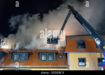 Lieferwagen brennt neben Gebäude Feuer greift auf Dachstuhl über am 31.12.2025 geriet kurz vor 02 :00 Uhr ein Lieferwagen in Brand, der direkt neben einem Gebäude mit Wohn- und Geschäftseinheiten in Bickenbach Stand. Die Flammen griffen auf den angrenzenden Dachstuhl über und breiteten sich auf dem Großteil des Dachbodens aus. Da dieser nicht von innen erreichbar War, mussten die Einsatzkräfte die gesamten Dachziegel entfernen, um gezielte Löschmaßnahmen durchführen zu können. Vier Drehleitern sowie ein Mast der Werkfeuerwehr Merck kamen zum Einsatz. Winterliche Minusgrade erschwerten die Lösc Banque D'Images