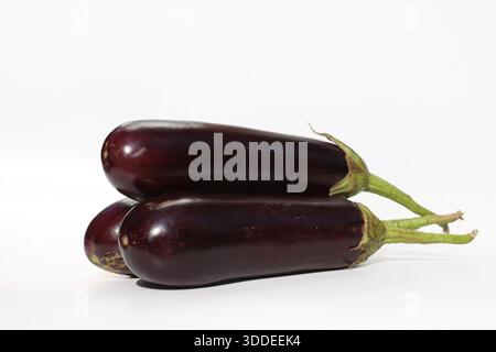 une pile d'aubergines isolées sur fond blanc Banque D'Images